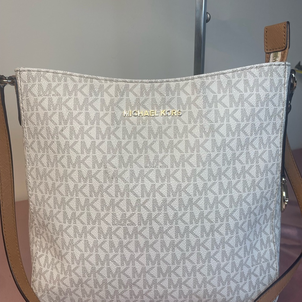 Authentic Michael Kors Purse #047NC Jet Set Travel Large Logo Messenger Bag. - Picture 3 of 13